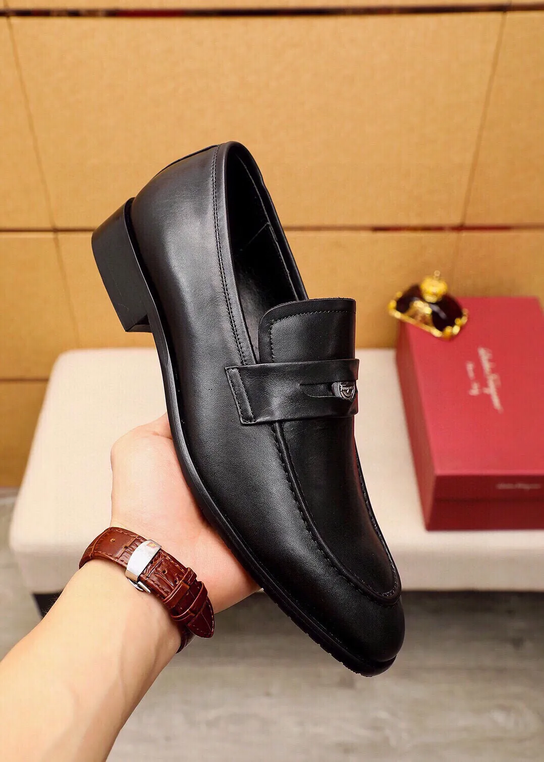 Men's shoes 💰520 💐 Product trademark: Ferragamo "Ferragamo" casual leather shoes Regular size: 38-44 (45🉑️customized) Product materials: Selected imported first-layer calfskin upper + original hardware buckle, imported water-dyed cowhide leather lining. Strong three-dimensional visual effect, combined outsole Color: 2⃣️colors available